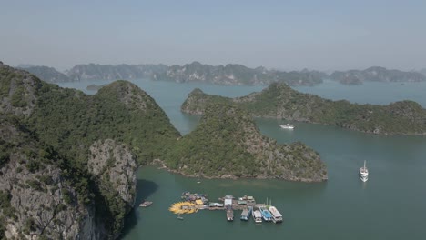 Sobrevuelo-Aéreo:-Los-Barcos-Turísticos-Amarran-En-El-Alquiler-De-Kayak-Turístico-En-La-Bahía-De-Ha-Long