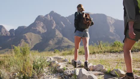 pareja caucásica haciendo senderismo en la naturaleza