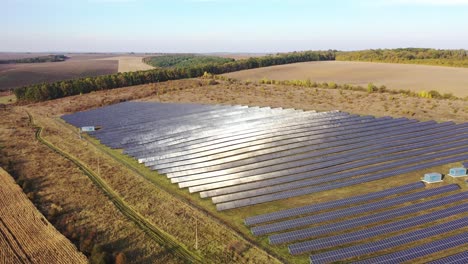 vista aérea de los paneles solares fotovoltaicos. concepto de energía limpia, energía verde, energía renovable. concepto de energia alternativa.
