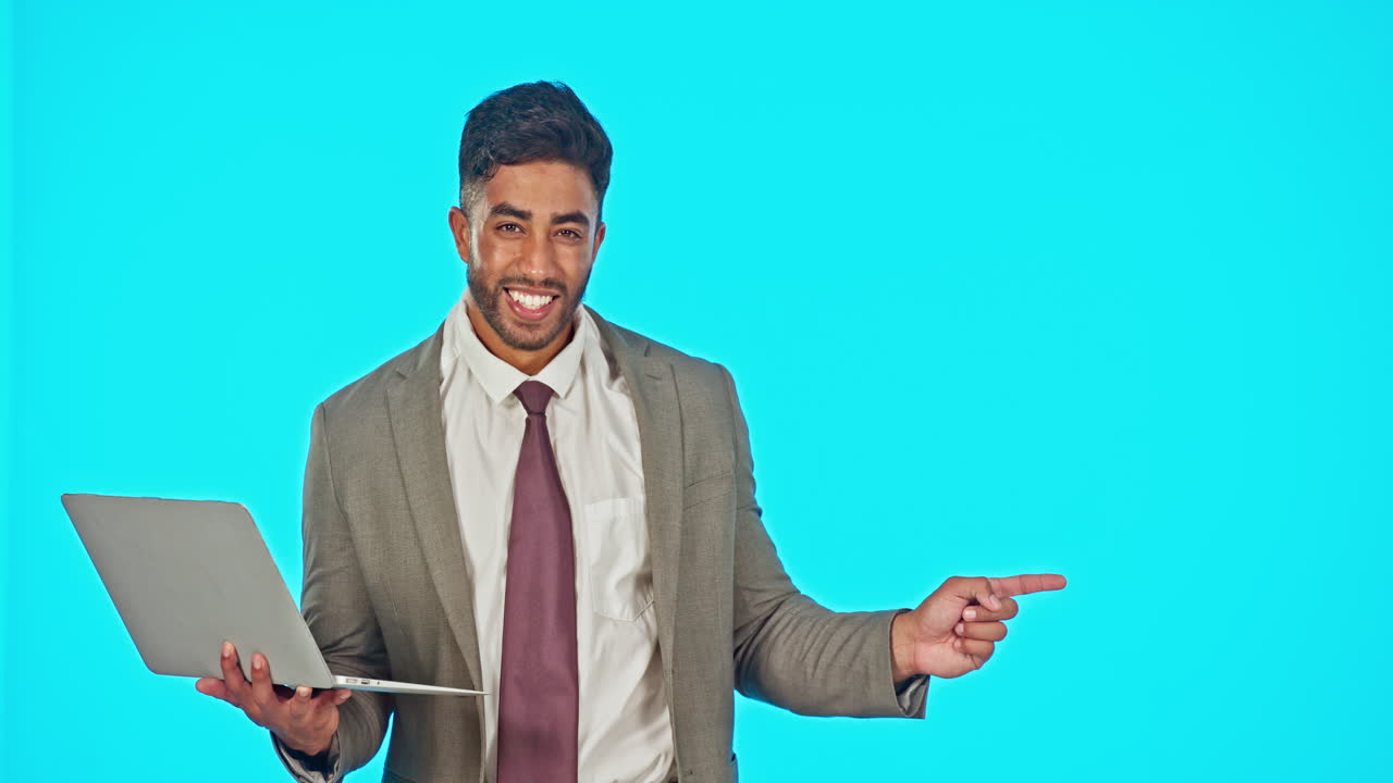 portátil, hombre de negocios y señalando en el estudio