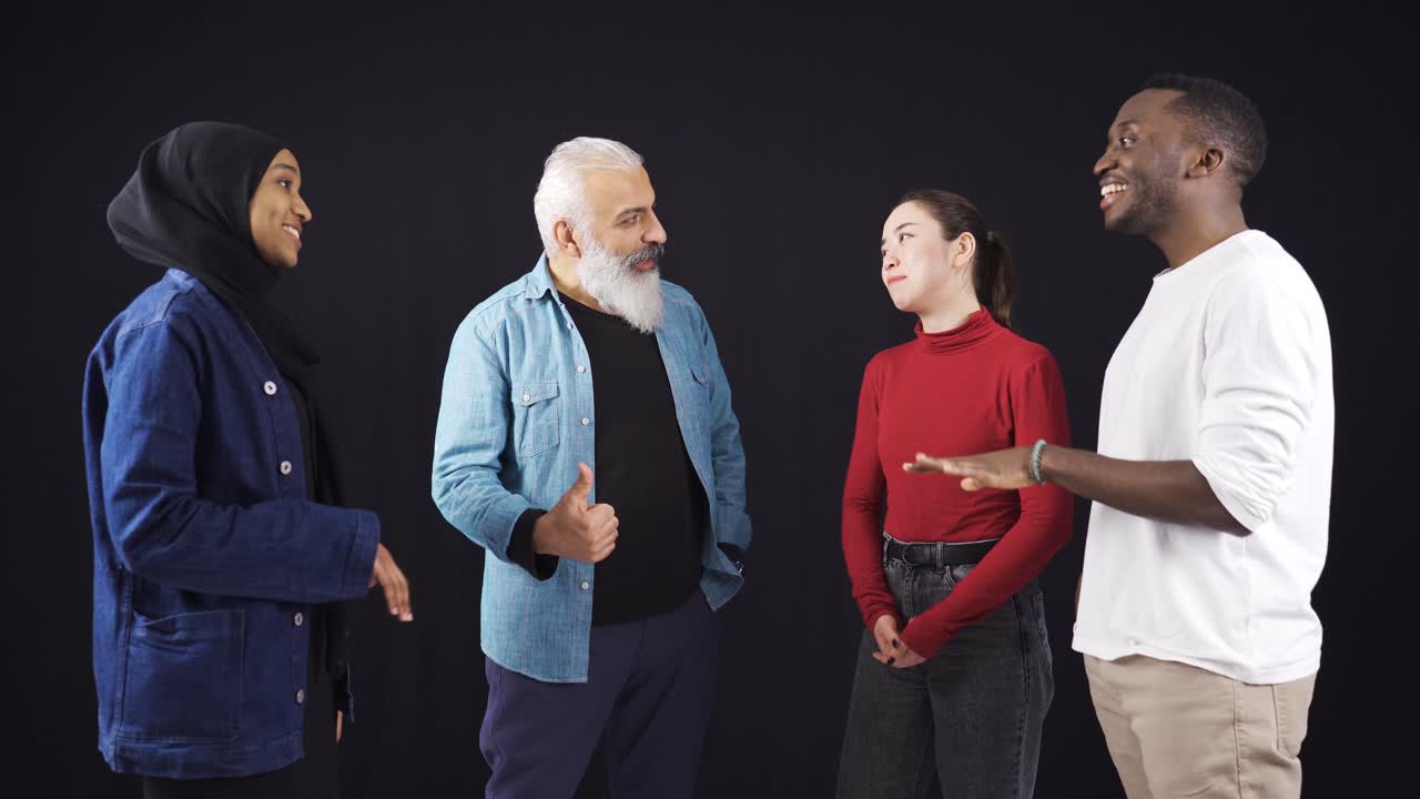 un grupo de amigos multiétnicos felices y sonrientes charlando.