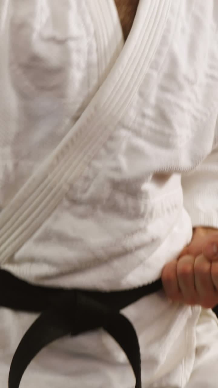 hombre practicando karate