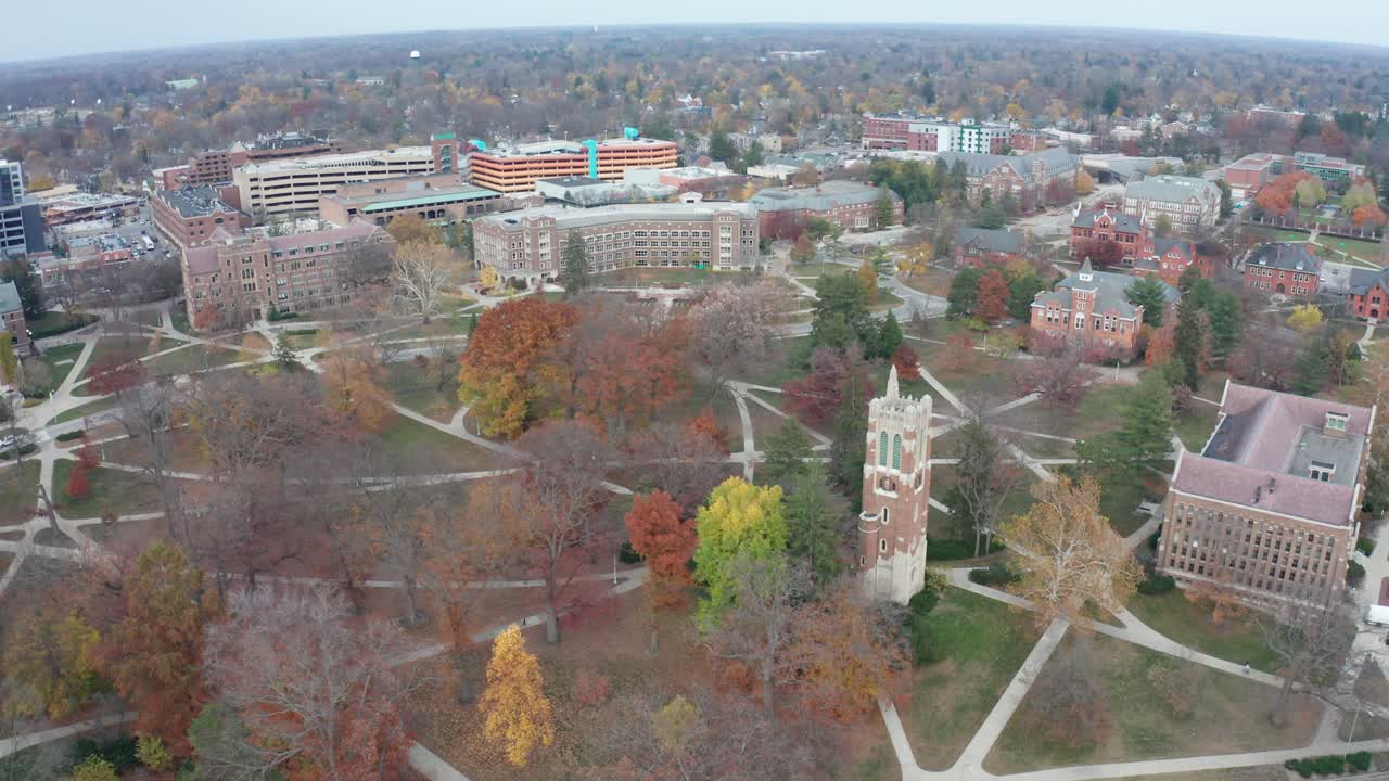 torre beaumont en la universidad estatal de michigan con video de drones moviéndose hacia abajo