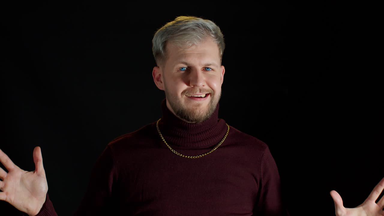 hombre con blusa elegante mirando a la cámara a través de las manos, posando, sintiendo felicidad, diversión, disfrute