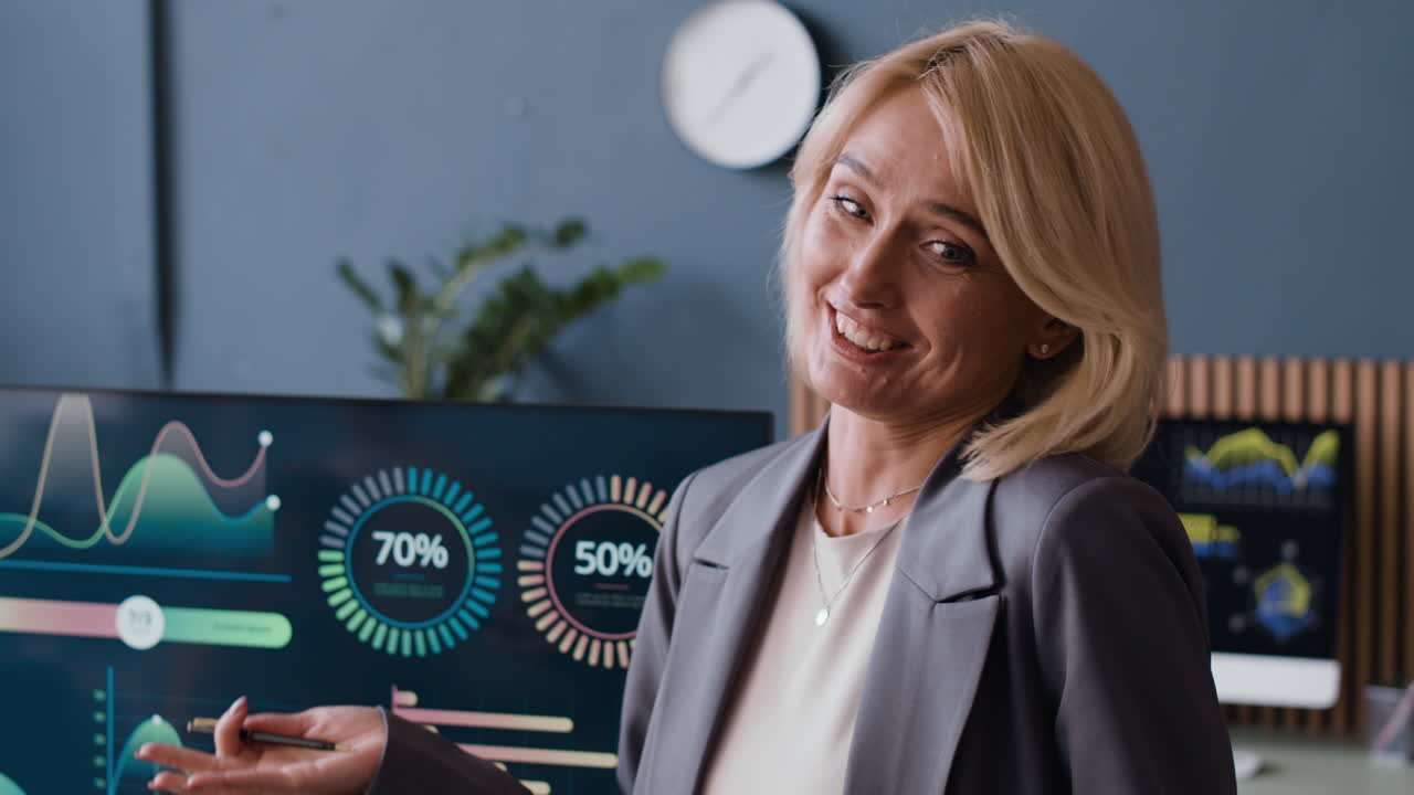 деловая женщина дает представление