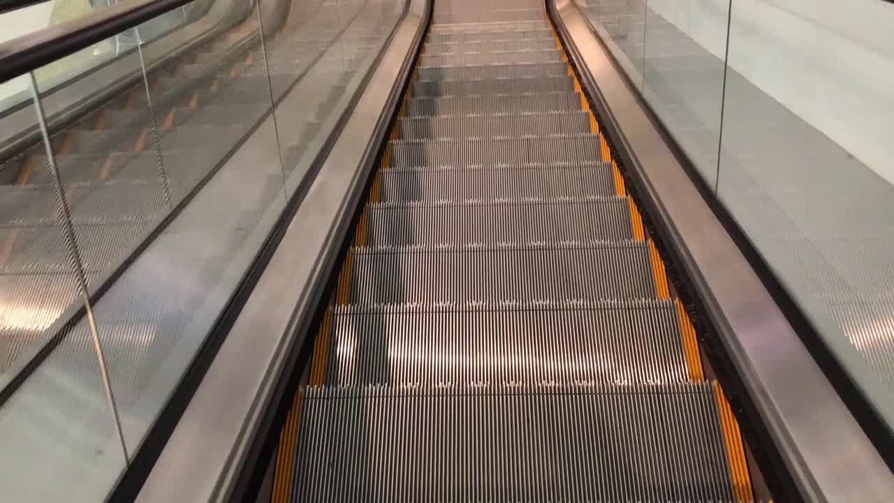 Rulletrappe POV af en person, der kører på den