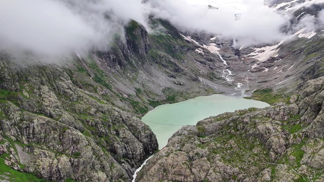 Filmato con drone del ponte sospeso sul lago nel Canton Berna (Triftbrücke, Triftgletscher), Svizzera.