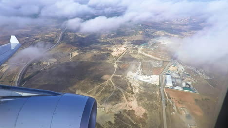 vue de l'avion sur l'espagne, ombres d'avion au-dessus des nuages avec l'aura de l'arc-en-ciel