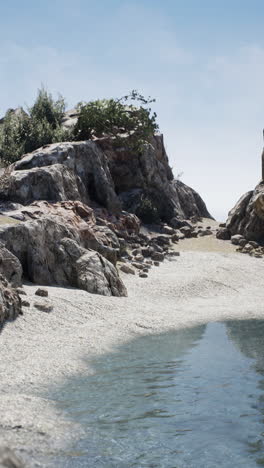 impresionante vista de una playa aislada con aguas azules claras y rocas