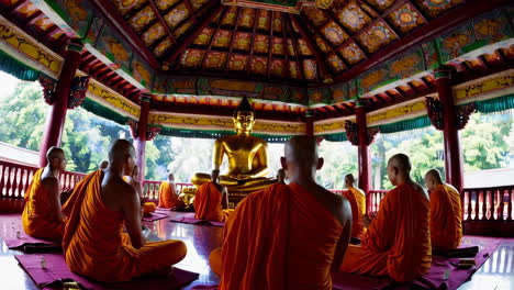 monjes budistas en meditación en un templo