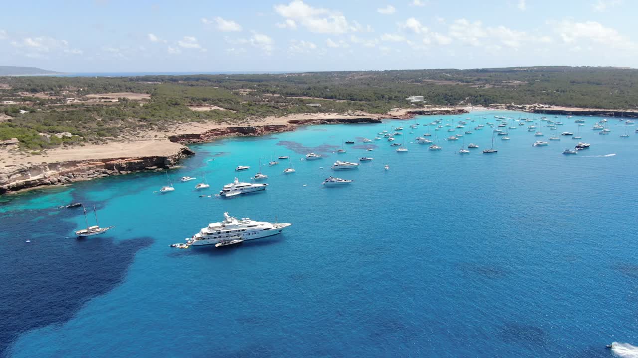 Volo su una bellissima baia dalle acque cristalline, piena di yacht