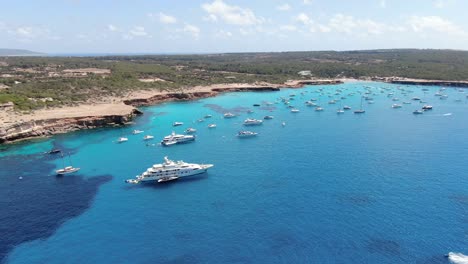 Fliegen-über-Eine-Schöne,-Saubere-Wasserbucht-Voller-Yachten