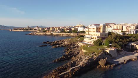 increíble toma aérea sobre la ciudad de alghero en italia