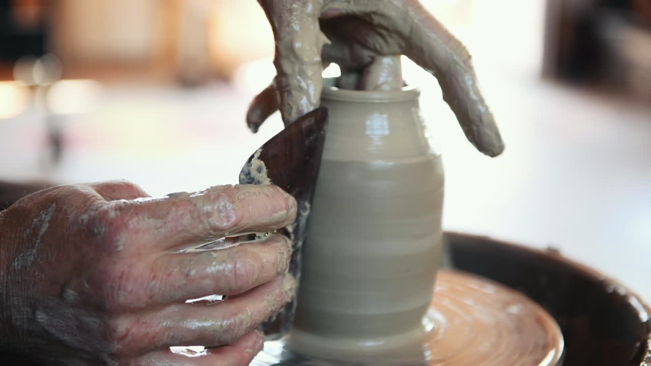 el ceramista utiliza la rueda del alfarero y crea un producto de arcilla hecho a mano