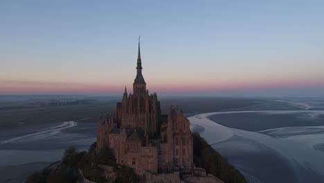 Mont-Saint-Michel-Durante-La-Hora-Dorada-Al-Atardecer,-Normandía-En-Francia