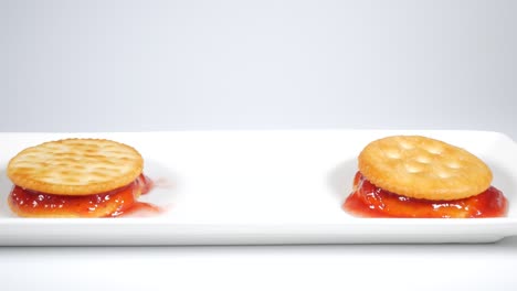 jam cracker sand strawberry