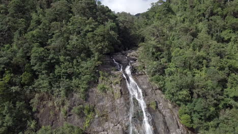 ese video de cascada se grabó en el parque nacional bac ma en hue, vietnam en noviembre de 2018