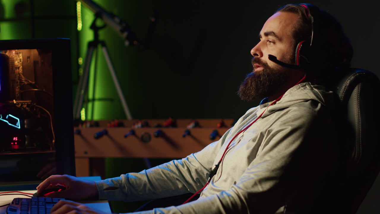 jugador profesional que utiliza una pc de escritorio con potentes gráficos para unirse a la competencia de esports con sus compañeros de equipo