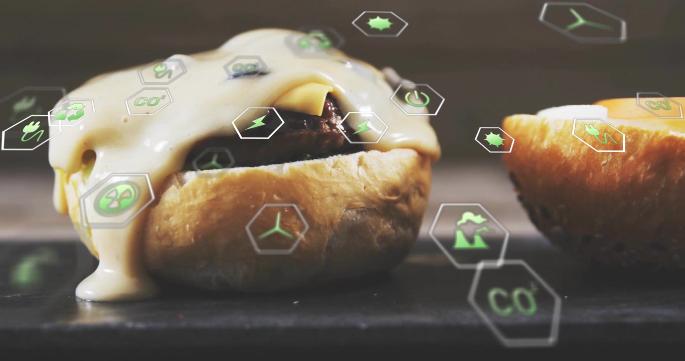 Icone esagonali che appaiono, un cursore a sinistra con formaggio che si scioglie, un altro panino che scorre, e icone che fluttuano mostrando dati ecologici.