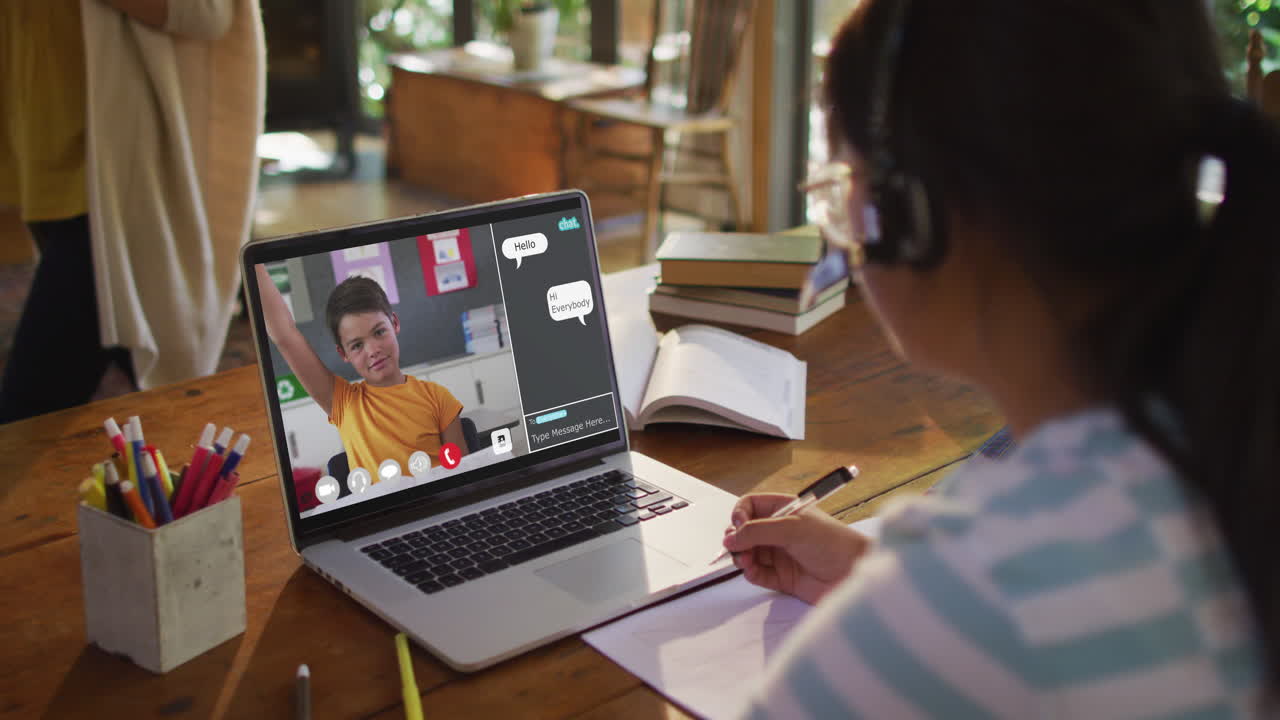 chica afroamericana haciendo la tarea y teniendo una videollamada con un compañero de clase en una computadora portátil en casa