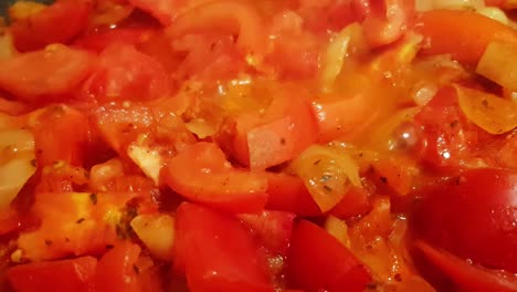 cocinando un plato húngaro tradicional llamado lecs?