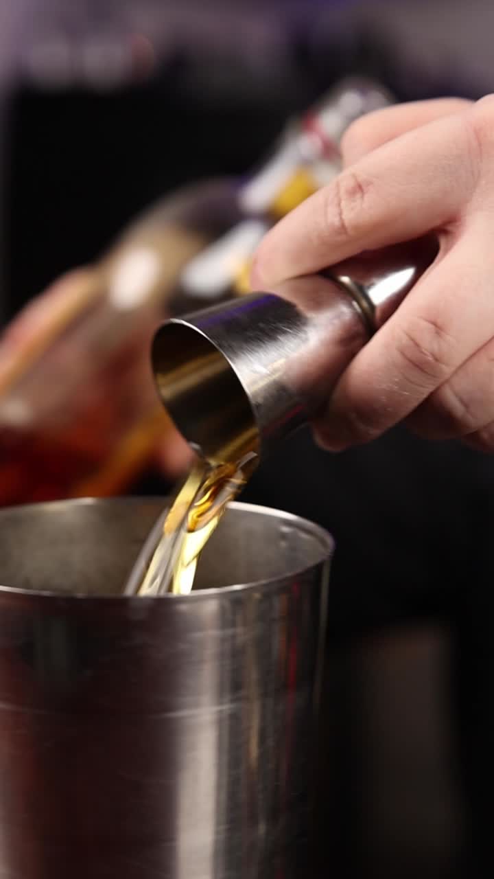 Versare un cocktail in uno shaker
