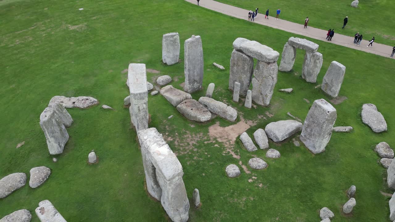 Vista aérea em 4K do monumento pré-histórico de Stonehenge, em Wiltshire, Inglaterra, Reino Unido