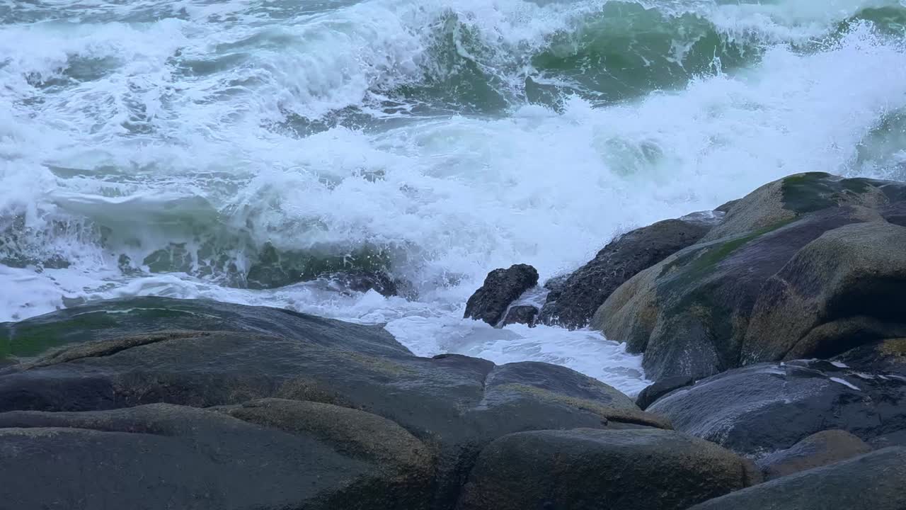 바위에 부서지는 파도