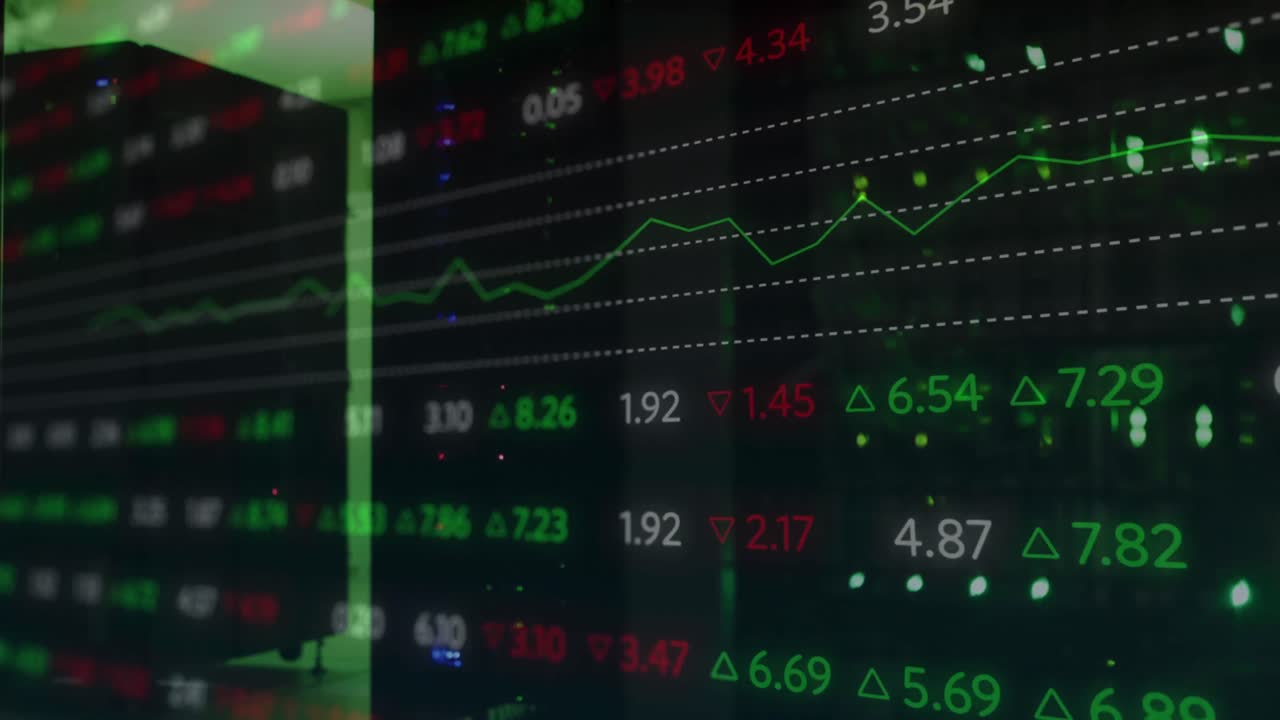 Animazione di statistiche ed elaborazione dati sovrapposta a luci verdi di server informatici.