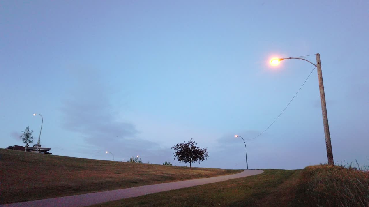 저녁에 공원 경로와 조명 캘거리 캐나다 앨버타