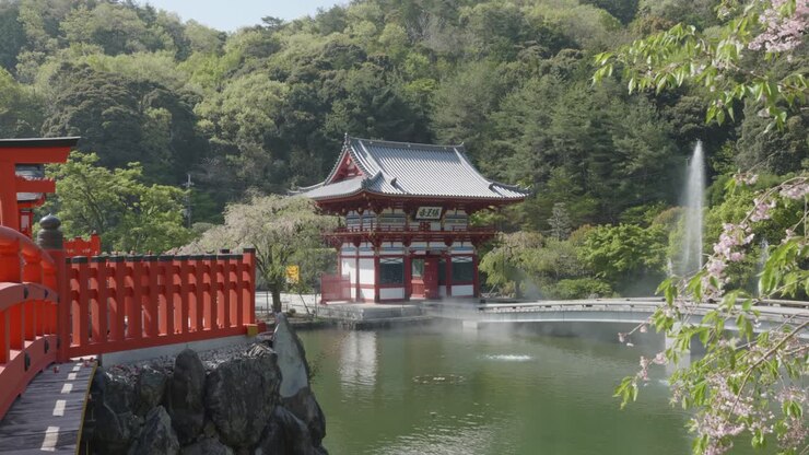 Cancello d'ingresso, santuario e laghetto in una giornata di sole al tempio Katsuoji, Osaka. Giappone