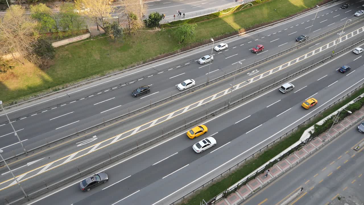 바쁜 도시 고속도로 의 공중 사진