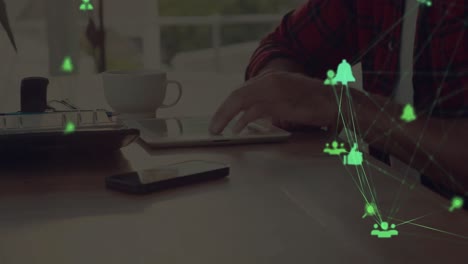 animación del globo con una red de conexiones con iconos digitales sobre una mujer usando una tableta