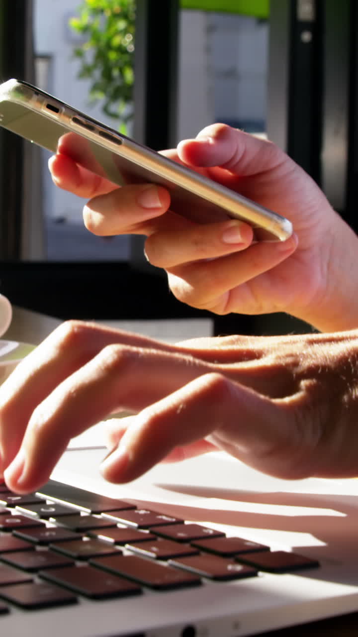 휴대 전화 와 노트북 을 사용하는 사업가