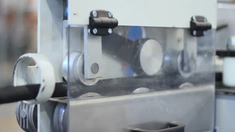 manguera de plástico que pasa por el transportador en la máquina. equipo industrial