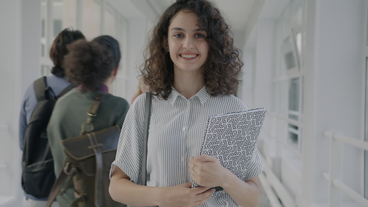 Studente che cammina in un corridoio universitario
