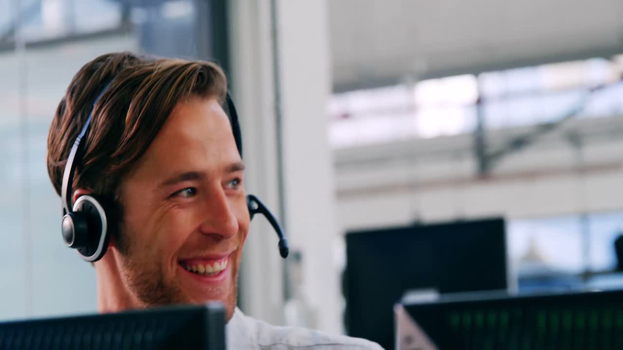 Kundeservicemedarbeider jobber på et kundesenter.