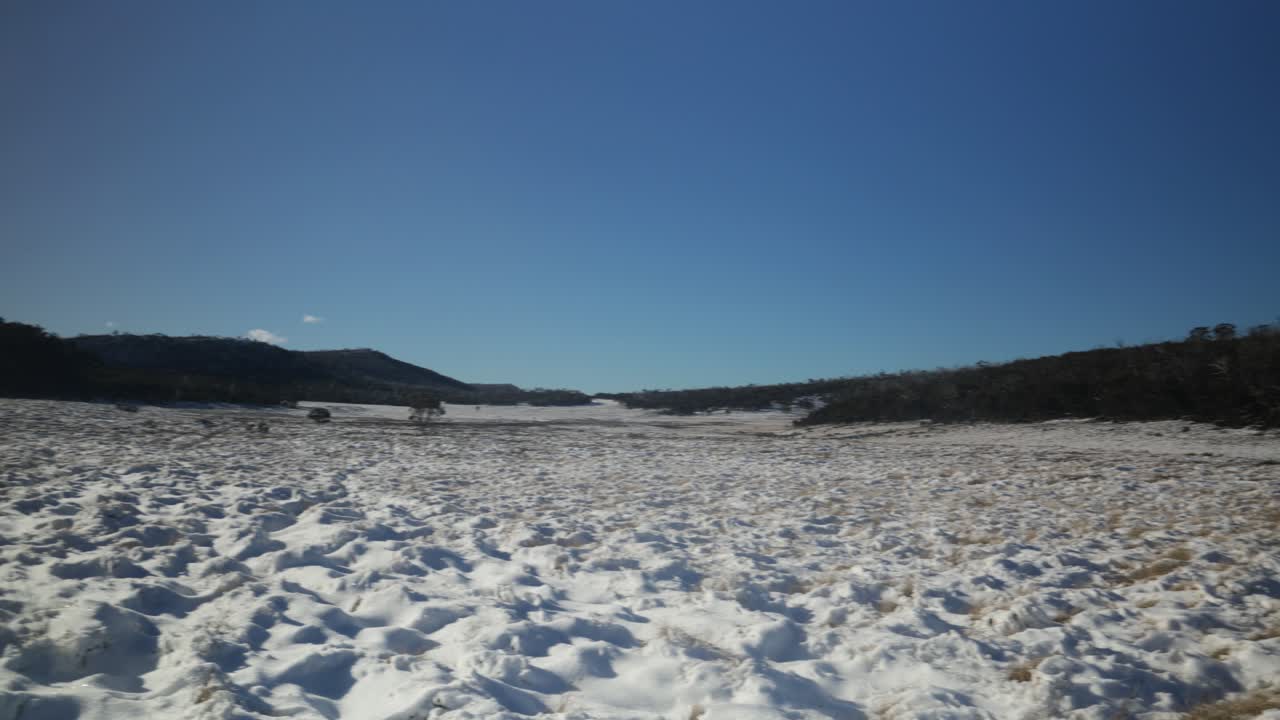 눈 덮인 산의 풍경