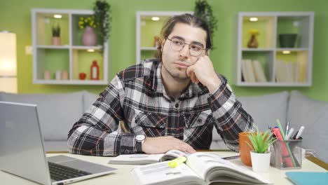 Joven-Estudiante-Desesperado-E-Indefenso,-Pensativo.