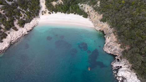 gente en kayak, playa cueva azul, bahía zanje, isla cres