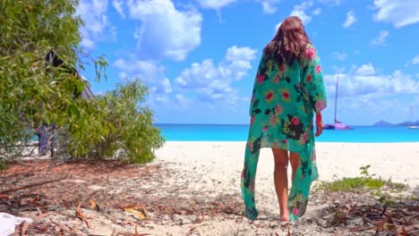 chica camina en cámara lenta en una playa azul