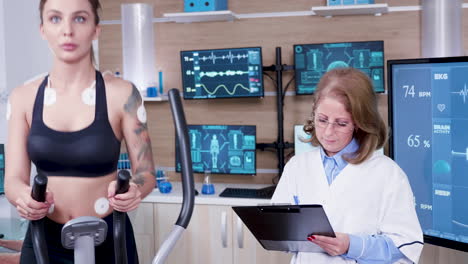doctora en ciencias del deporte que trabaja con una hermosa atleta