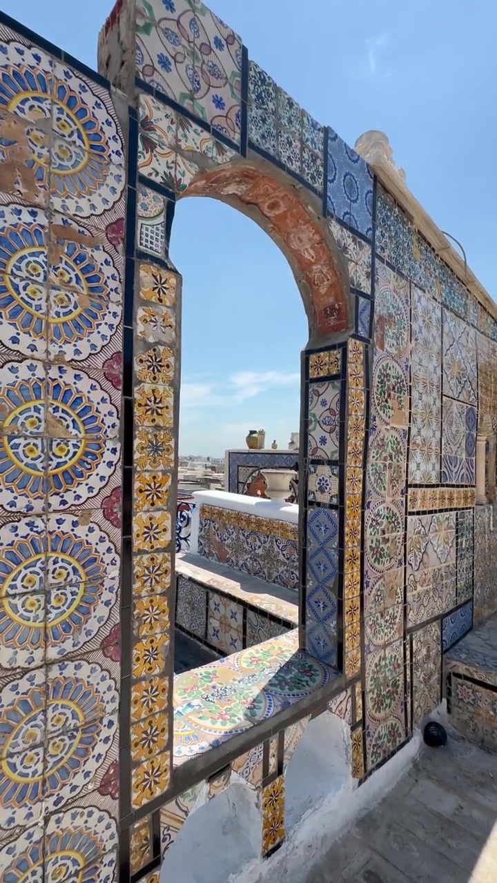 Panoramica a destra di piastrelle che ricoprono un arco sul tetto a Tunisi, Tunisia