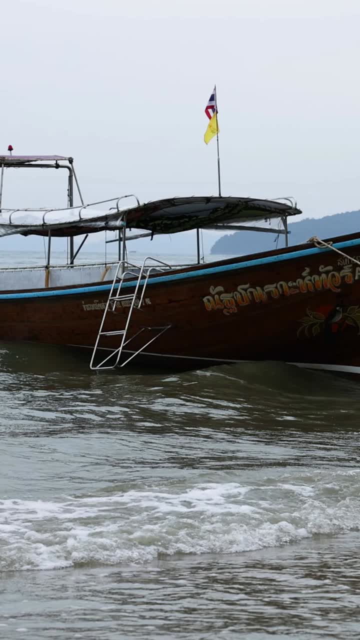 크라비의 해안선에서 부드럽게 흔들리는 배