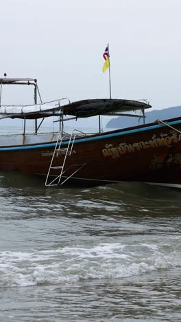 el barco se balancea suavemente en la costa de krabi.