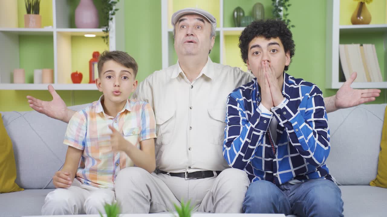 할아버지, 할머니, 손자 손녀들은 놀라서 "와우"라고 말합니다.