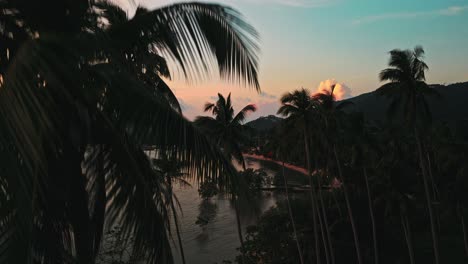 Rising-drone-view-of-Thai-coastline-bay-on-Ko-Samui,-Thailand