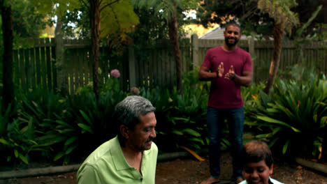 Abuelo-Y-Nieto-Divirtiéndose-En-El-Jardín