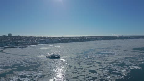 Drohnenaufnahme,-Boot-überquert-Den-St.-Lawrence-River-Im-Winter,-Teil-2