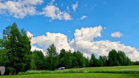 Wunderschöne-Natur-Und-Weiße-Große-Wolken